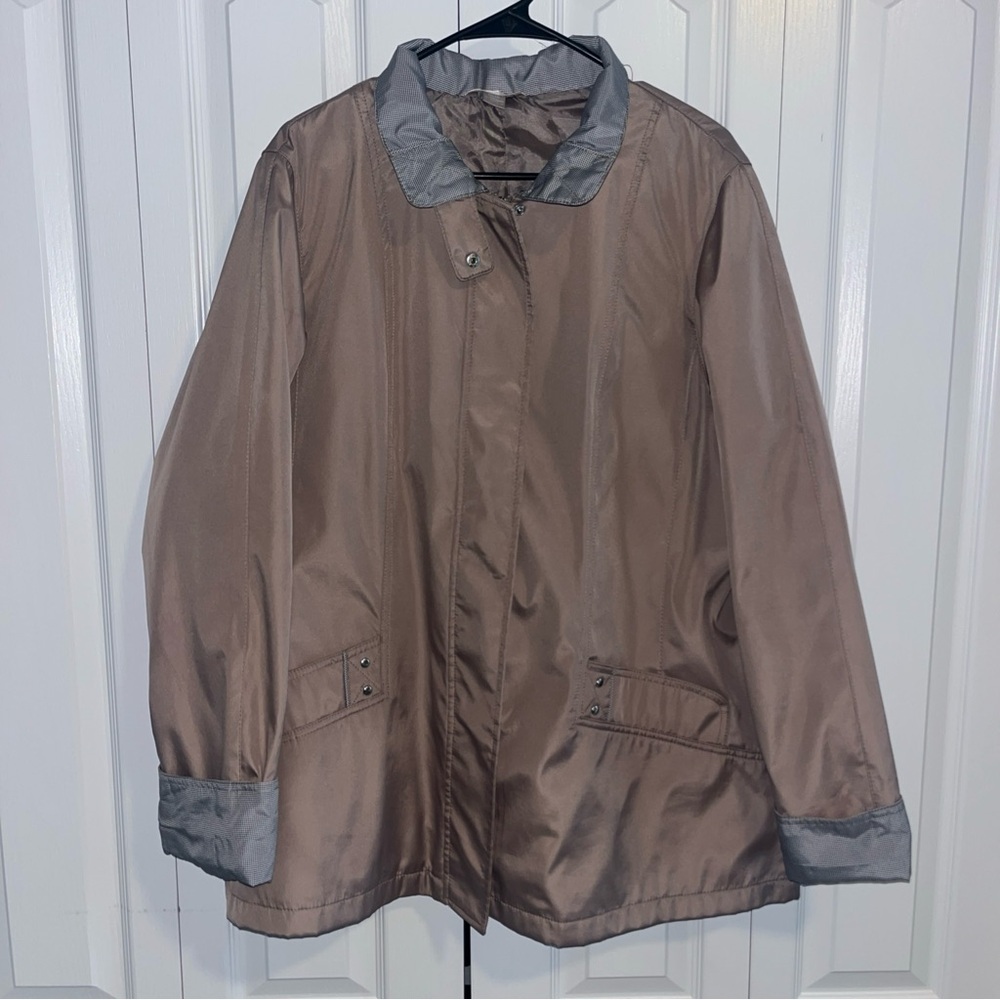 White stag windbreaker